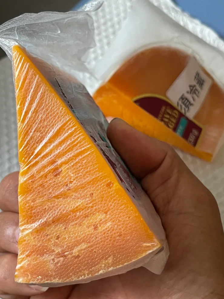 拉緊之後，起司的切開面緊緊包裏在保鮮膜內，空氣接觸變少，有利起司保存。