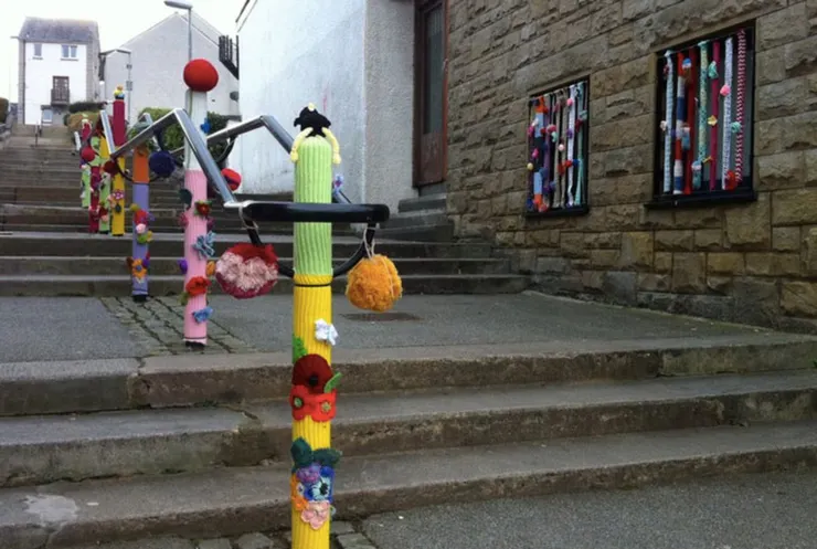 原本還冷冰冰的階梯道路，瞬間添增幾分溫暖。