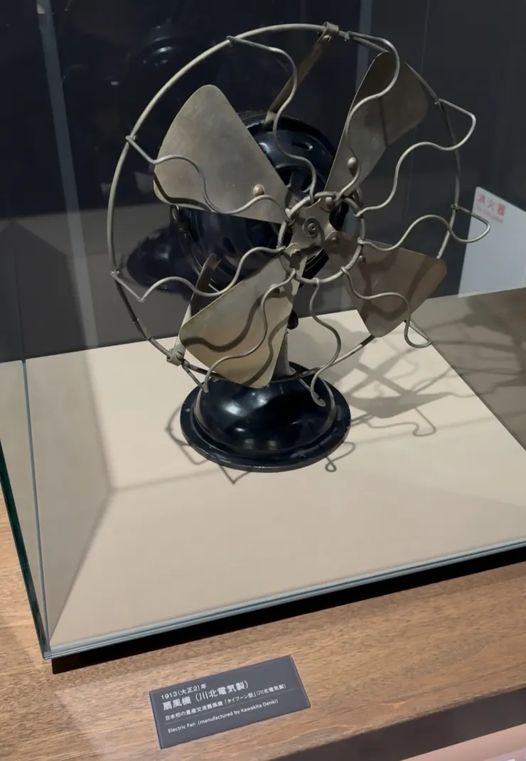 電風扇可說是松下的救命丹。雖然雙電座銷量不錯，但金流仍然入不敷出。直到川北電機找到松下幫忙消化過多的電風扇訂單，才讓松下起死回生。