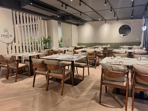 ▲餐廳設計融合了大理石紋理與柔和的質感色調，為顧客營造出高雅舒適的用餐氛圍。