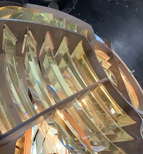 不是每一道光都為了照亮，有些，是為了觀察。