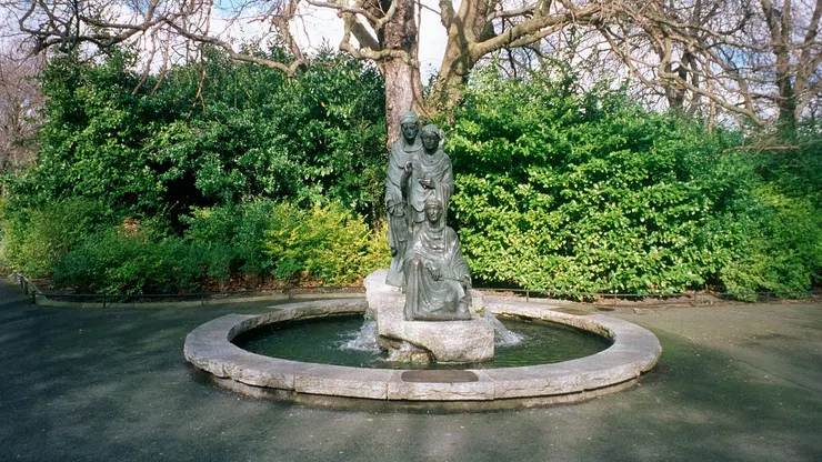 聖斯蒂芬綠地的諾恩女神雕像“ The Tree Faites”，由德國政府為感謝三葉草行動而捐贈。