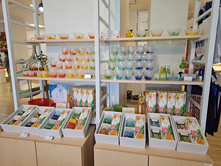 買了右上的迷你杯子。超喜歡這種有不同顏色一系列的製品。