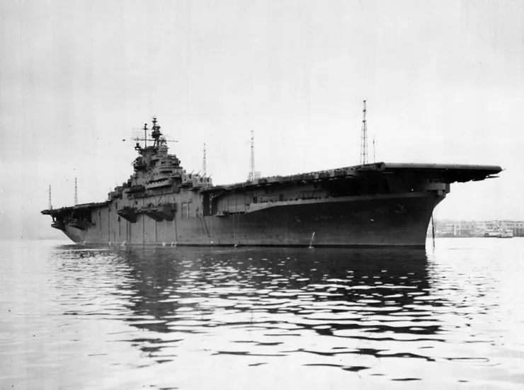 1944年2月16日，列星頓號正在普吉灣海軍基地。兩個多月前，列星頓號被日軍魚雷擊中受創，要返國修理，維修剛好在三日前完成。注意右舷加建的四聯裝40公釐高射炮炮座。