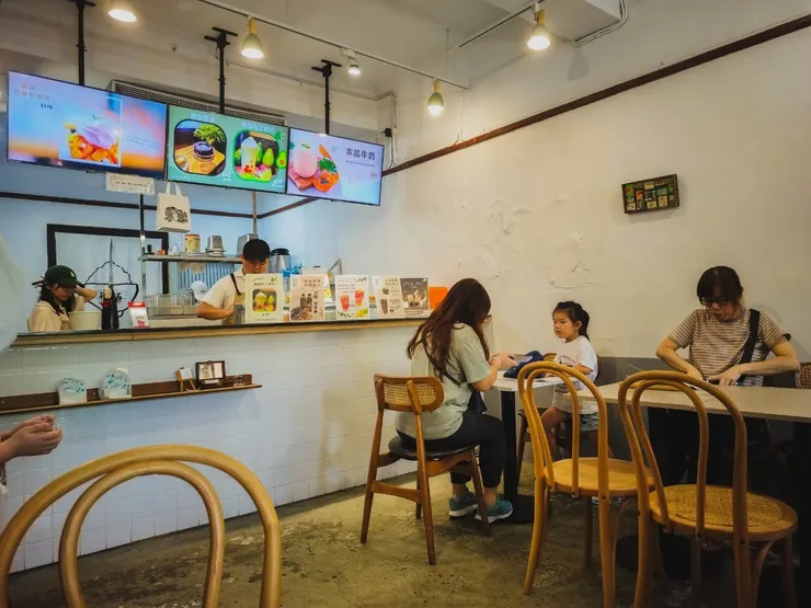 復古的水泥地板及桌椅