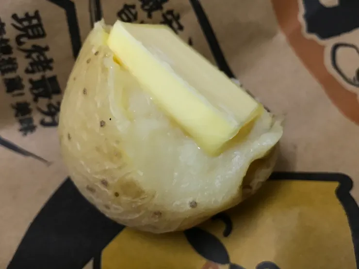 兩三口吃了一半先品嚐原味，剩下一半加片鹹奶油一起吃