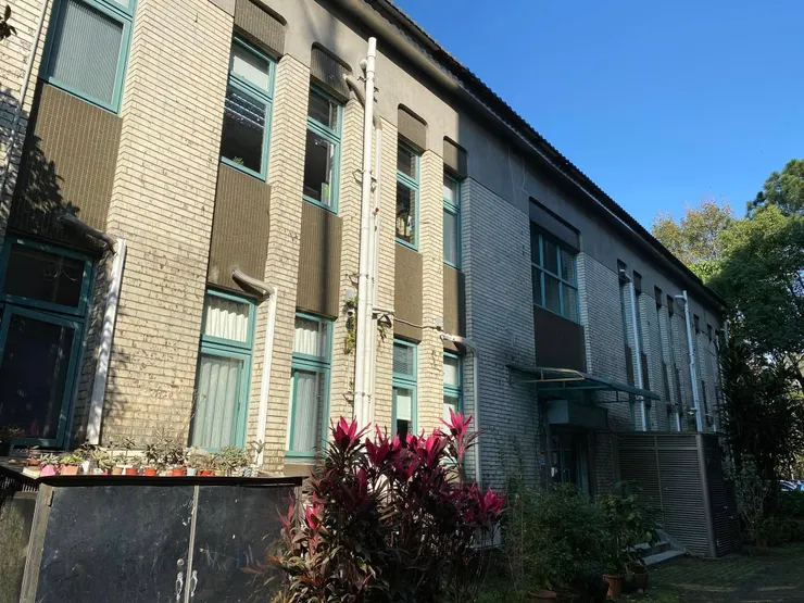 保健中心的背面與正面採用了相同的設計樣式。