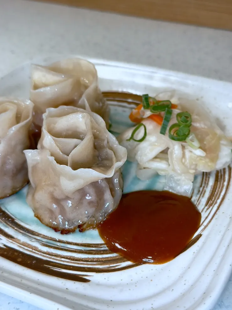 超吸睛的玫瑰造型煎餃，是來店必點的拍照打卡聖品。