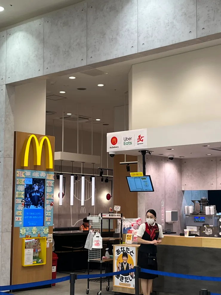 從制服到妝髮的給人的印象，店員姐姐其實是退役的空服員吧😳