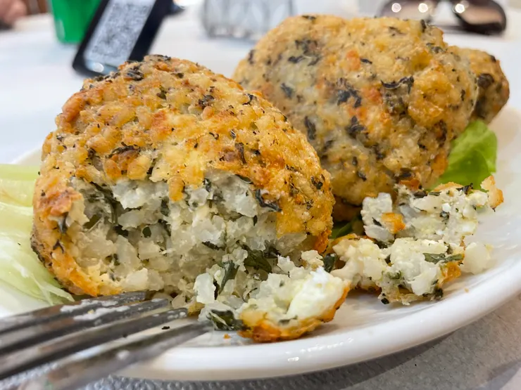 rice ball ( 當地的傳統食物 )