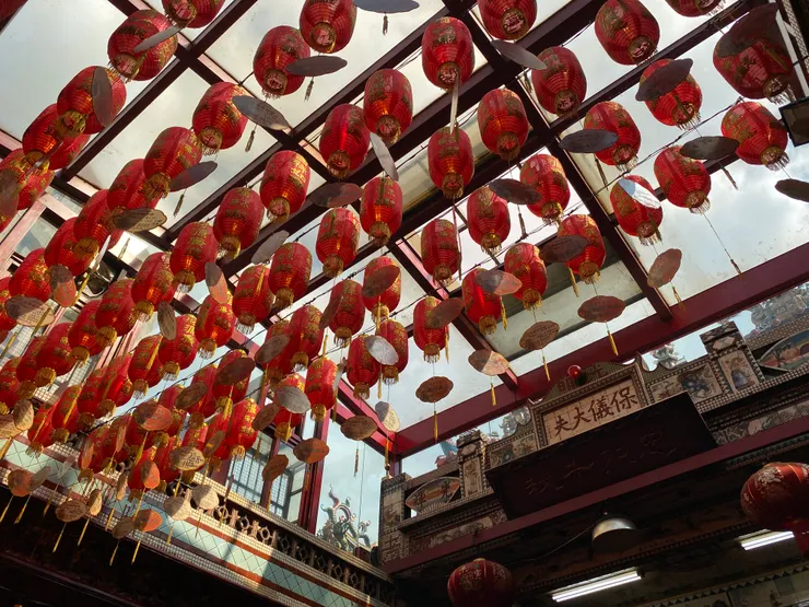 正殿前方雨棚上面、側面都有特殊通風裝置