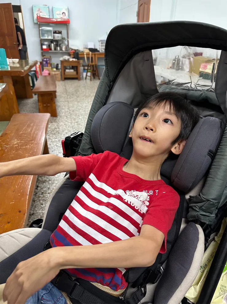 二魚叔叔上課太有趣,連沒睡飽的祐哥都跟著嗨一直尖叫。