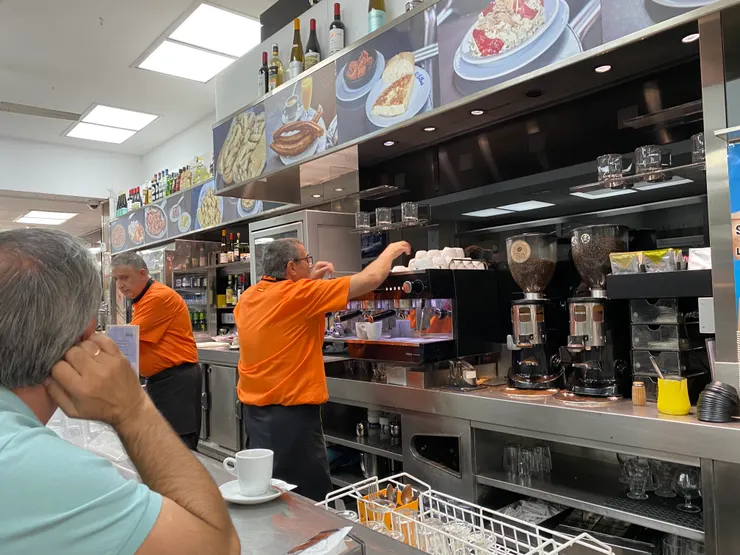 客人超多店員連結帳都忙不過來