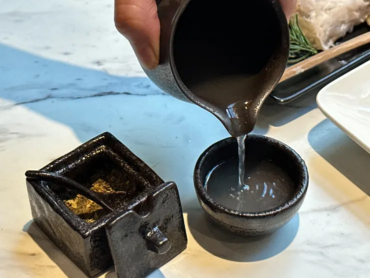 騰爐將品湯視為一種儀式感,連器皿也專程購自鶯歌的「品湯陶器」,讓顧客體會舌尖品味的奧妙變化。(圖/騰爐提供)