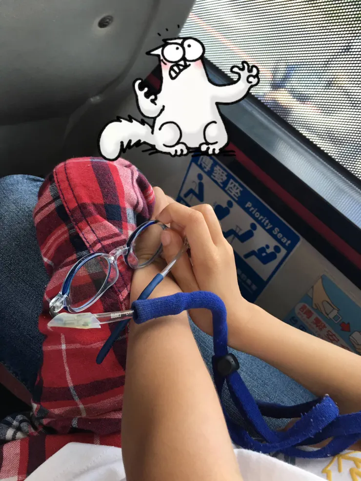 你我常見的眼鏡也是輔具，子祐小時候有遠視。