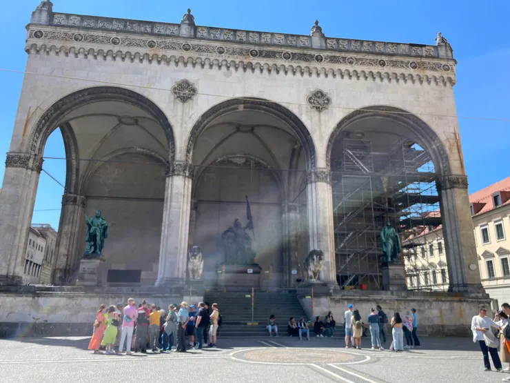 統帥堂與遊客        加尼一起／攝