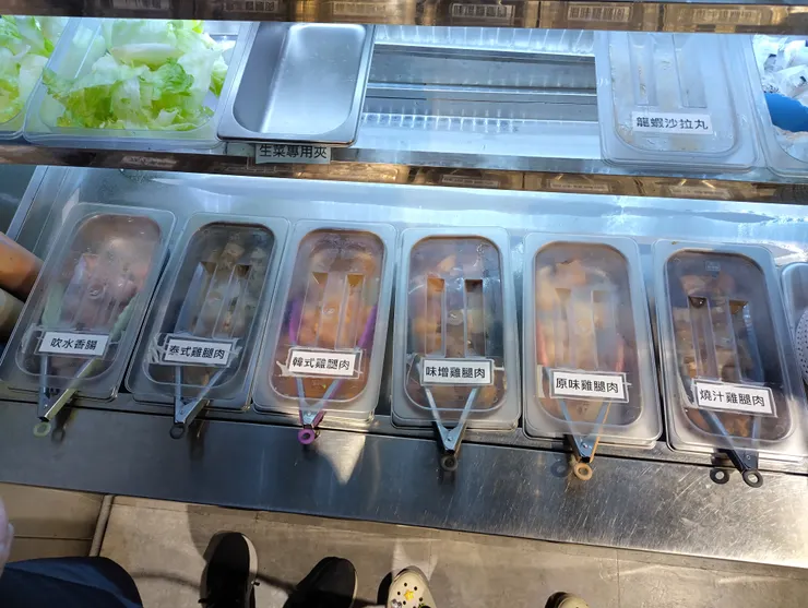 一堆調味雞腿肉