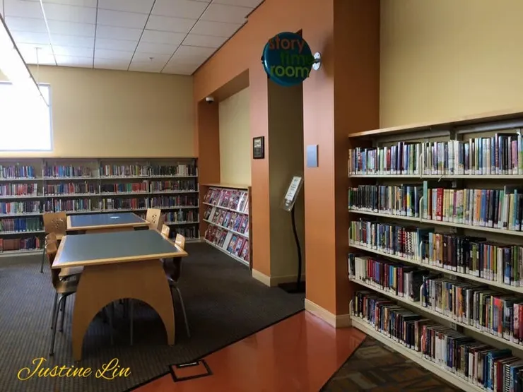 我坐在圖書館等待女兒放學