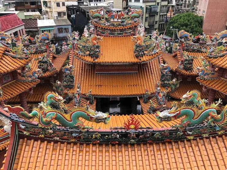 屋脊上交趾陶工藝精緻(圖片截圖於網路)