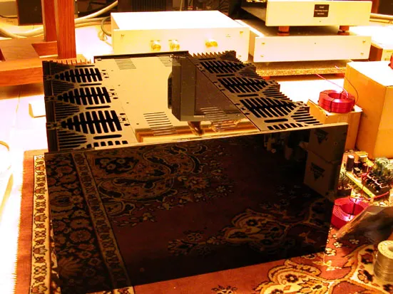 組裝完成的機箱，面板是由 12 顆 M4 螺絲固定，因反光看不太清楚