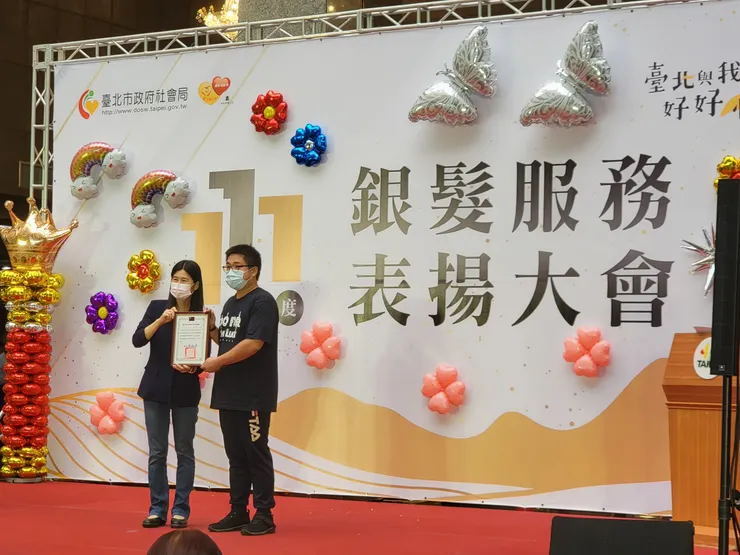 (圖說:萬芳信會長輩服務受肯定。照片提供/連祈生牧師)