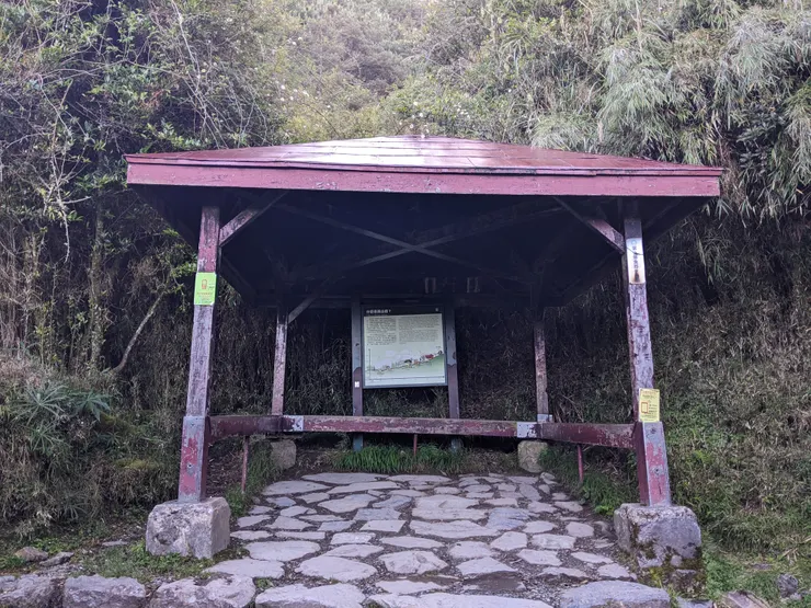 距步道口1.7公里抵達孟祿亭，為紀念美國顧問孟祿先生，在此滑落墜崖不幸喪生而建