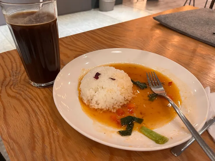 紅燒牛腩飯,吃到剩飯才想到拍照,廚餘到底有什麼好拍的😂。