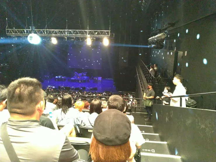 開場前，現場播放了Sheryl Crow 的 Soak Up the Sun。 也算懷舊，千禧年的舊。