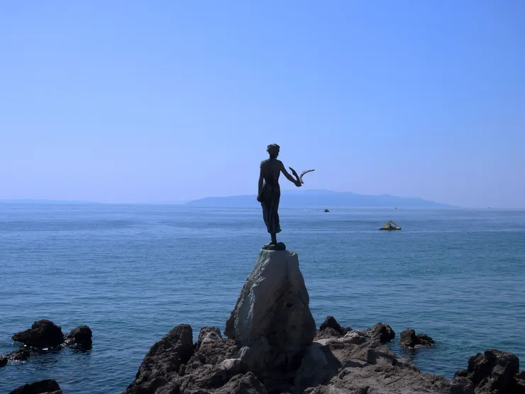 奧帕蒂亞著名地標 少女與海鷗