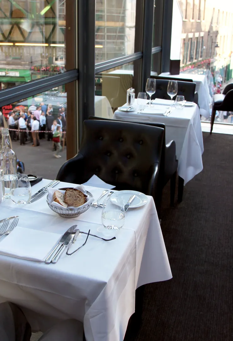 餐廳內共有三面落地玻璃窗，可還眺波羅市場與聖保羅教堂，用餐分為十分良好