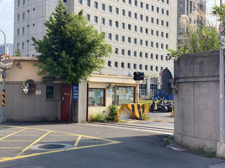 正門兩側各立著四方型門柱與燈箱。（2025年3月。筆者拍攝）