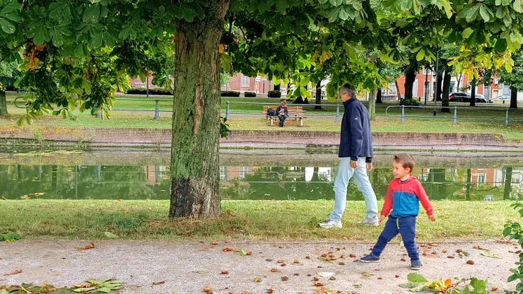 【河流草地池塘森林與沃邦城堡 有兒童嬉戲市民慢跑綿羊吃草】