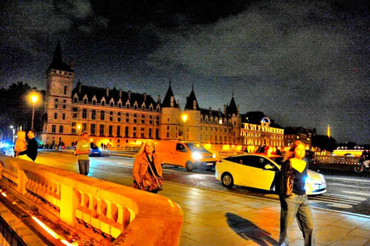 【台灣中秋才過十六日月更圓 入夜塞納河畔追光不見玉盤！抵達市政廳附近塞納河畔，可措雲層頗厚，看不到月亮。跨河的是兌換橋(Pont au Change)，背景為巴黎古監獄(Conciergerie)。】