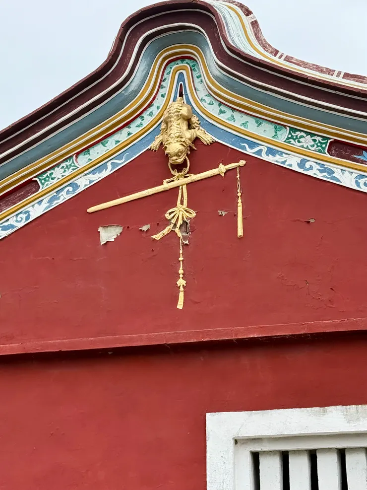 左側屋簷的「獅啣劍」浮雕