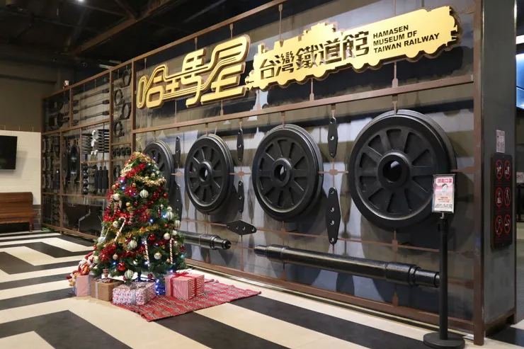 ＂難得＂放置聖誕樹的哈瑪星台灣鐵道館大廳