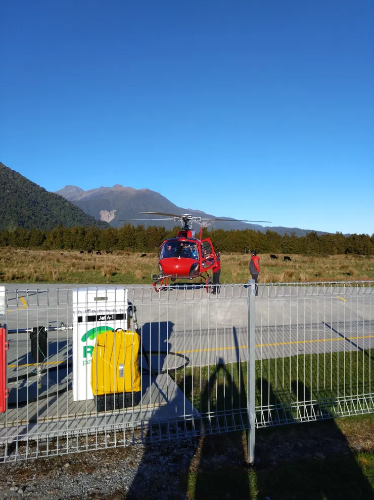 直升機已經來回載了幾趟客人上山了