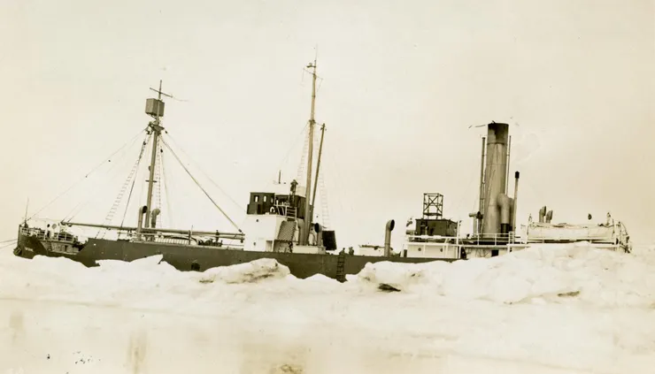 1931年被冰山困住的貝奇摩號，還可以看到船員在船上