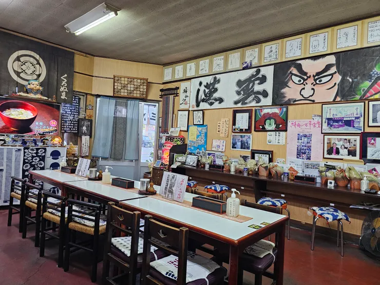 牆上貼滿豐功偉業的老店
