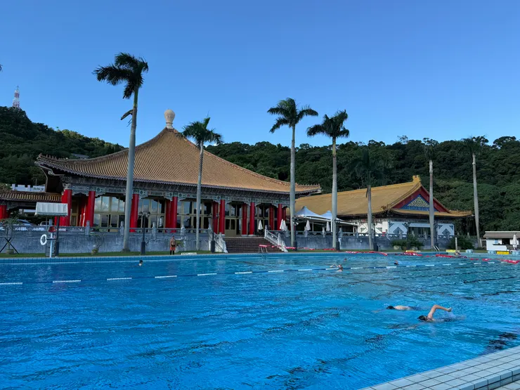 圓山聯誼會的游泳池是50M😌動線雖然可能因為歷史悠久沒有很順暢，要一直上上下下…有很多名人藝人都會來這喔！不過記得也給彼此一點隱私，微笑即可😊