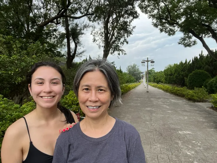 這是去年（2025）跟女兒回淡江照的宮燈大道。最近跟當初的「瘋女七聯隊」其中之一的隊員又聯絡上，即使四十年來都沒互通音訊，見了面還是很親。兒時建立起的友誼真是太珍貴了！