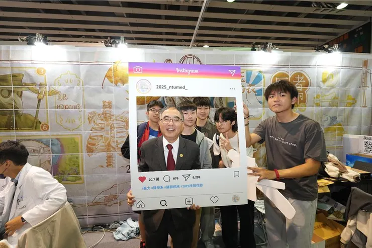 臺大校長陳文章參觀臺大杜鵑花節的學系博覽會，與學生互動。圖／臺灣大學