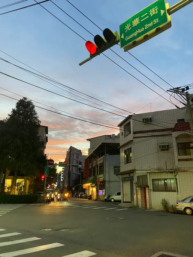 路牌、街燈與晚霞