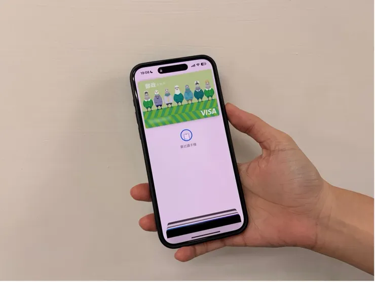 圖說：Face ID驗證後將手機靠近機台即可完成付款，郵政VISA金融卡支援多元通路，快速又安全。（圖／記者拍攝）