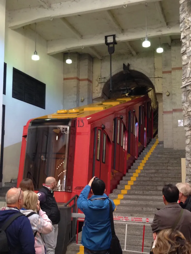 科莫湖還多了一個特殊的纜車，讓你可以從高處欣賞