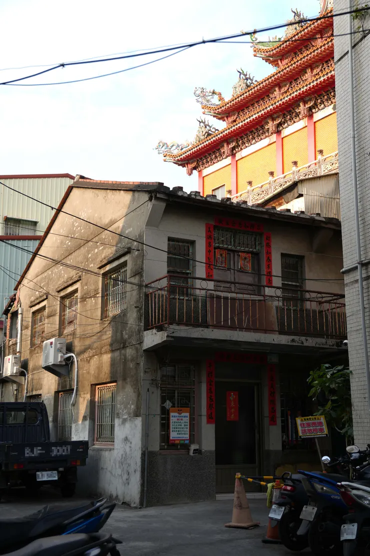 媽祖巷通往民族路的出口，還有一棟美麗的老房子