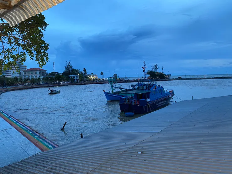 餐廳緊鄰著漁港