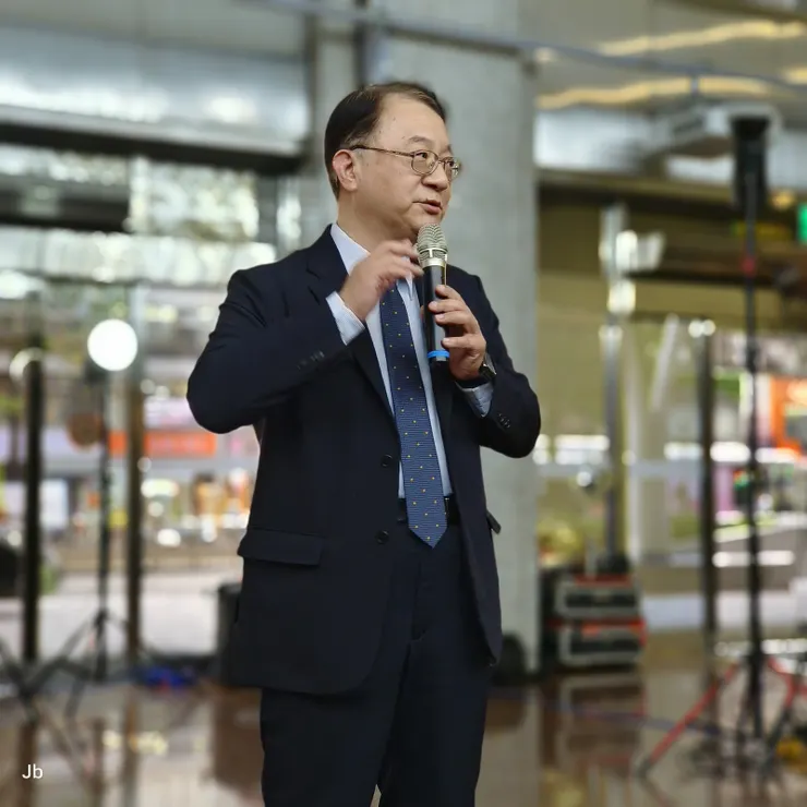 【總座來不了正為桃園停電事件煩愁！聽完課後到LOBBY大合照，因總經理為近日桃園停電事件忙得焦頭爛額，由蔡副總代表出席，身兼發言人的他其實也忙翻天。】