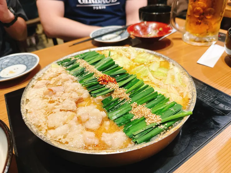 牛腸鍋的配料其實大同小異，高麗菜、韭菜、牛腸、牛蒡絲等等，主要差在湯底。