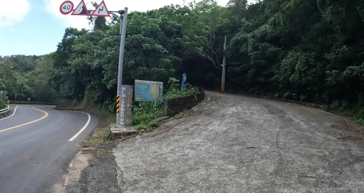 從這邊上去後，可以再下到達仁的海邊。