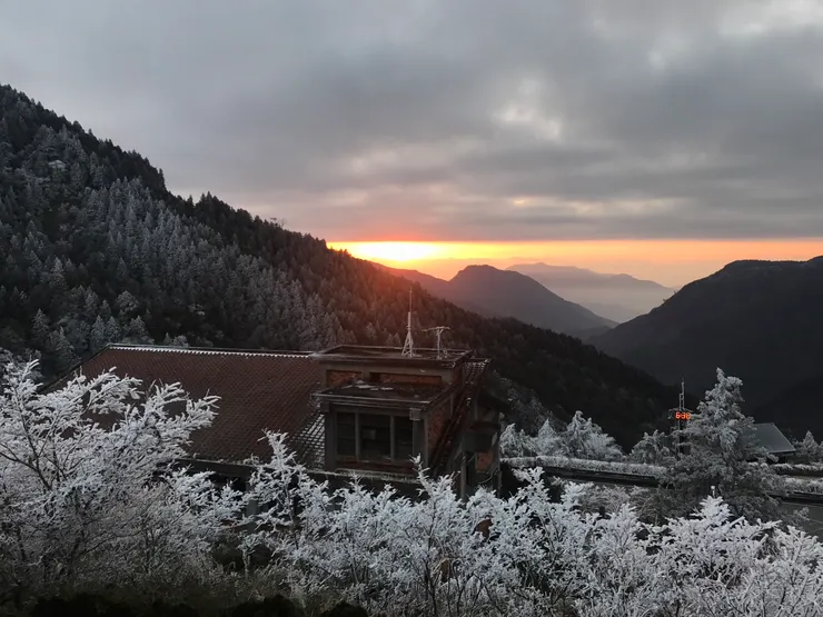 下雪後的太平山日出